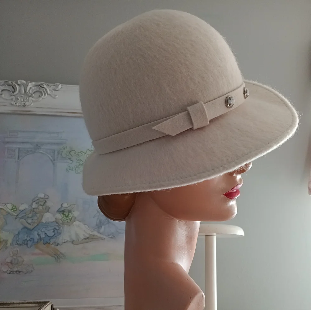 LOVELY VTG MCM IVORY WOOL CLOCHE HAT WITH EMBELLISHMENTS! - Picture 2 of 12